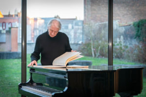 Jacques Lenot, compositeur de musique contemporaine, dans les locaux du Conservatoire de Roubaix