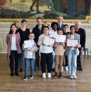 Élèves des écoles primaires de Roubaix récompensés dans le cadre du concours d'éloquence organisé par la ville de Roubaix.