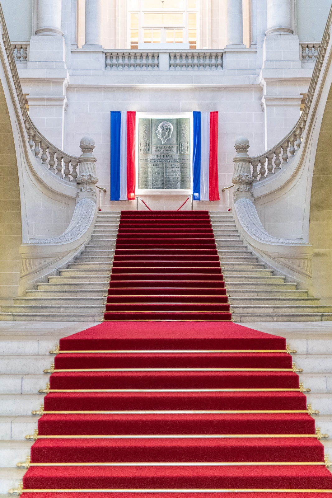 Le tapis rouge de l'entrée de l'hôtel de ville. (crédit AG)