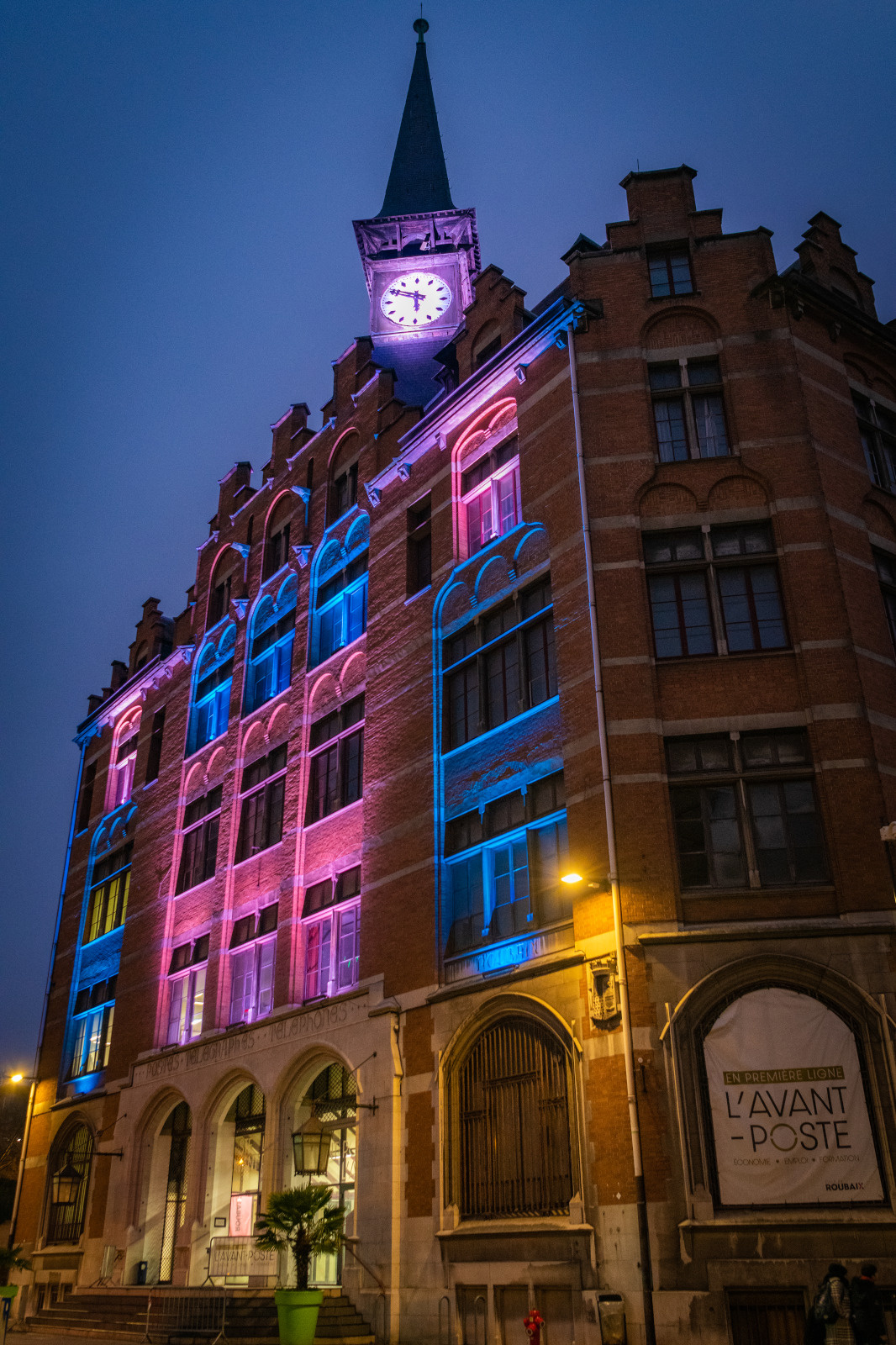 L'Avant-Poste éclairé de nuit