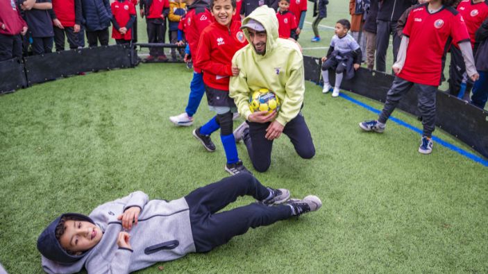 Echanges de balles entre les enfants de l’Académie de foot et le freestyler