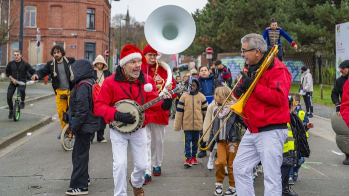 Déambulation en fanfare du parc Brondeloire vers le Colisée